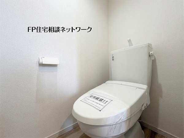 【トイレ】  白を基調とした清潔感あふれるトイレ。温水洗浄便座を標準装備し、心地よい毎日をサポートします。飽きのこないシンプルな内装デザインです