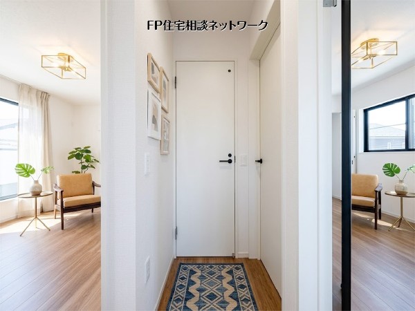 【２階廊下】  本画像はAIがCGで家具を作成しており、実際の現地に家具は設置されておりません。また、販売価格に家具等は含まれておりません。