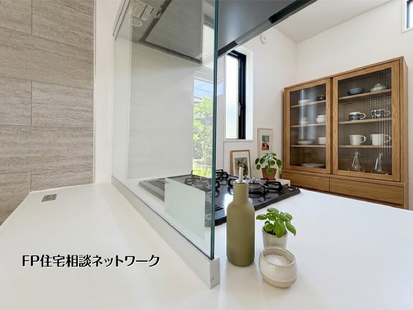 【キッチン天板】  本画像はAIがCGで家具・小物を作成しており、実際の現地に家具・小物は設置されておりません。また、販売価格に家具・小物等は含まれておりません。