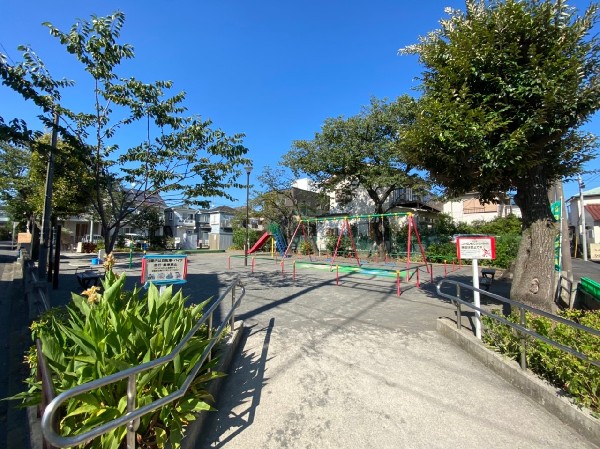 周辺環境:東前公園(全体に遊具を配置した公園。すべり台、ブランコ、砂場、鉄棒がある。)