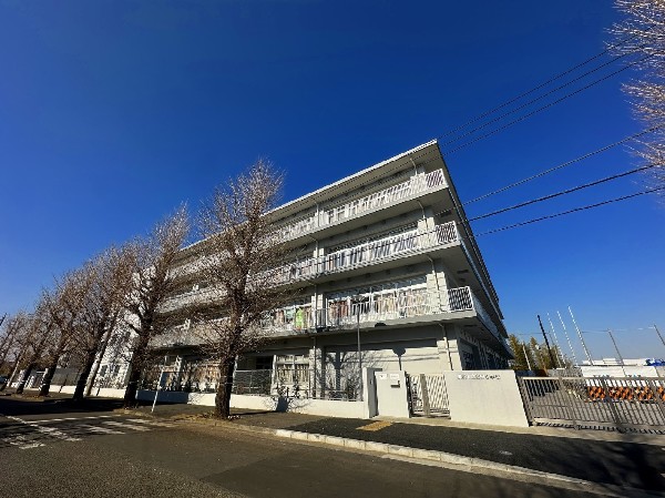 周辺環境:勝田小学校(お子様が一日の中でも長い時間を過ごす小学校。のびのびと過ごし、広い校庭で元気に駆け回ったり、どんどん成長していくお子様の姿が目に浮かびます。)