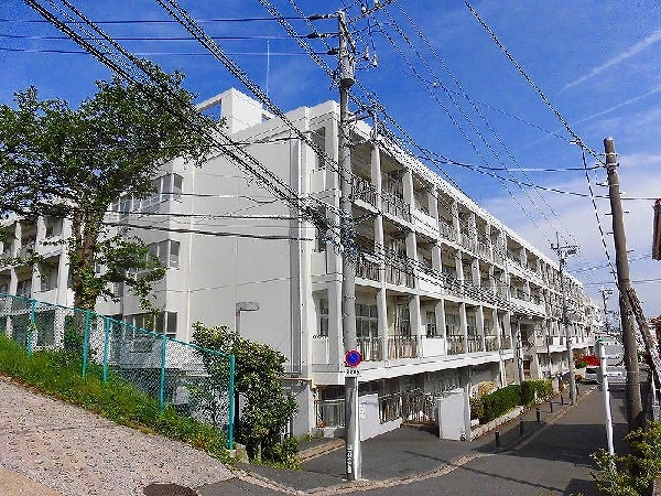 周辺環境:神奈川中学校(人を思いやり、共に生きる喜びを学ぶ事。行動に責任を持ち、集団の中で自分を活かす事。様々な体験を通じて、自分を知り、学びを大切にする)