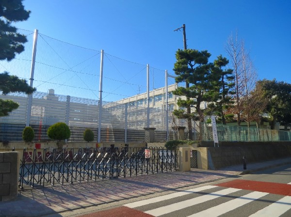 周辺環境:綱島東小学校　(学校教育目標は、「豊かな心でかかわりあい、えがおかがやく東の子」)