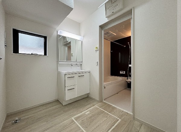 ゆとりの洗面スペースで朝の身支度も快適スムーズに。鏡の裏にはたっぷりと収納スペースを標準装備！