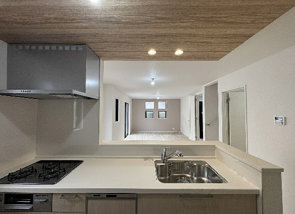 毎日使うキッチン周りが綺麗で清潔に保たれていると、お料理を作るのも楽しくなりますよね。機能性とデザイン性を持たせたキッチンで気持ちよくお料理が出来そうです。