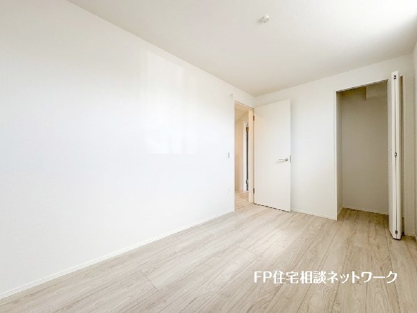 全居室には大型の収納クローゼットを完備。普段使いのお洋服や小物はもちろん、季節物のお洋服などもしっかりと整理整頓出来る。居室空間を隅々まで使えるのが嬉しい。