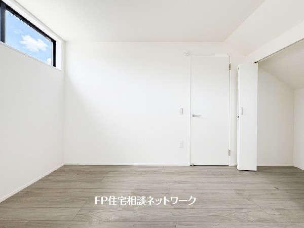 白を基調にしたフローリングは心地よく飽きのない色合いで、カーテン、家具などのインテリアを合わせやすいのもうれしい。
