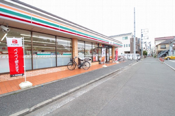 周辺環境:セブンイレブン 横浜新吉田東3丁目店(24時間営業のコンビ24ニエンス。セブンミール等好評の商品、品数豊富。)