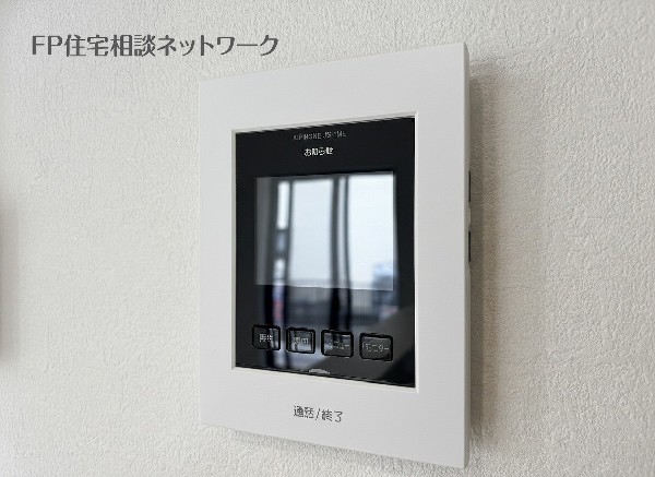 同仕様設備：TVモニター付インターホン　モニター付インターホンが標準仕様です。不安になりがちな防犯面。目で確認できるからあんしんです。