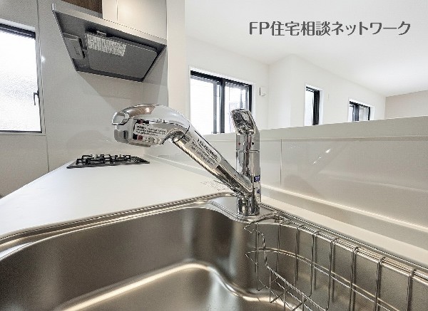 同仕様設備：ビルトイン浄水器　キッチンには浄水器を標準装備。最近は水を飲むという場面以外にも料理で使用したり、野菜を洗う場合もキレイな水で洗いたいという人が増えてきています。