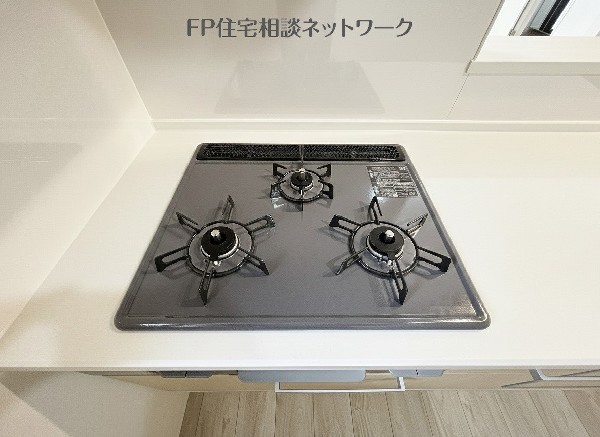同仕様設備：3口ガスコンロ　慣れている方も多く、火力が目に見えるため、使いやすいという方も多い、3口のガスコンロ仕様です。