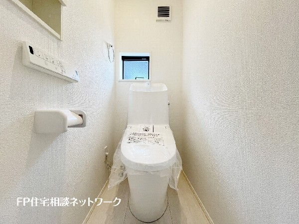ウォシュレット、暖房便座機能付のトイレです。従来型に比べ節水効果があり、お手入れもしやすいので、家計も家事の負担も軽減してくれます。