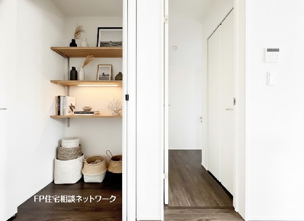 なにかと物が溢れ、マルチにご使用いただける収納スペースを設けました。お掃除用具、書類関係などもスッキリ片付くのでごちゃごちゃせず、収納出来ます。