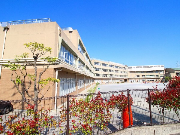 周辺環境:橘小学校(学校教育目標はだれにでもやさしい子、よく考えすすんでまなぶ子、あかるくたくましい子。)