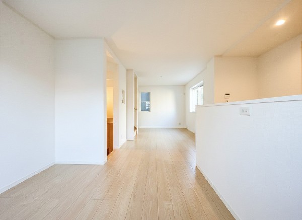 オープンでのびやかな空間を生み出す、こだわりの広がりとゆとり。家族と過ごす時間を大切にしたい方にぴったりの明るくゆとりある住空間です。南側の窓からの日差しがリビングの隅々までしっかりと届きます！