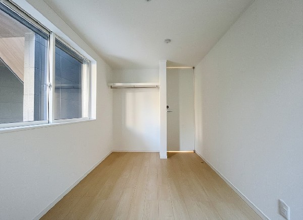 全居室には大型の収納クローゼットを完備！普段使いのお洋服や小物はもちろん、季節物のお洋服などもしっかりと整理整頓おしまい頂けます。居室空間をより広く隅々までお使いいただけますね。