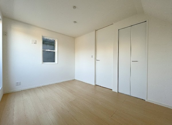 収納力が豊富な大型クローゼット。普段着やスーツはもちろんのこと、コート類などもしっかり掛けられます。奥行きもあるので、収納ボックスをそのままクローゼットの中へ。部屋にものが出ずスッキリしますね。