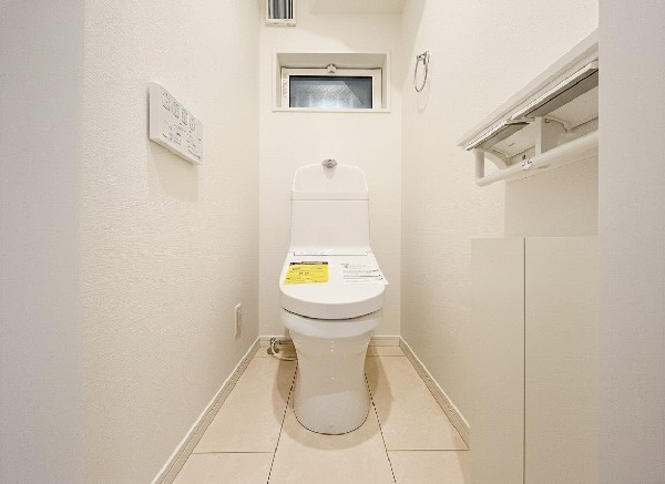 洗浄機能付き便座を標準装備。冬の寒い時期には暖房機能も活躍。快適にご利用いただけます。また、タンク奥のスペースを利用してちょっとした収納を造作することも可能。トイレットペーパーなど効率的に収納できます