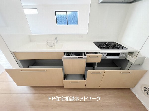 スライド収納付きのシステムキッチン。料理器具なども収納できて出し入れもスムーズ。収納量もたっぷりなので料理器具やストック調味料なども入れられる。