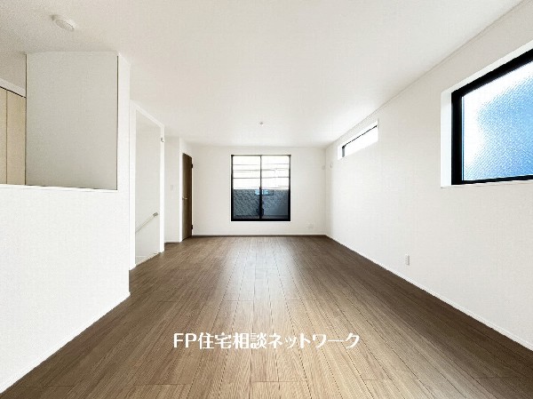 オープンな空間を生み出す、広がりとゆとり。家族と過ごす時間を大切にしたい方にぴったりのゆとりある住空間です。日差しがリビングの隅々までしっかりと届きます。