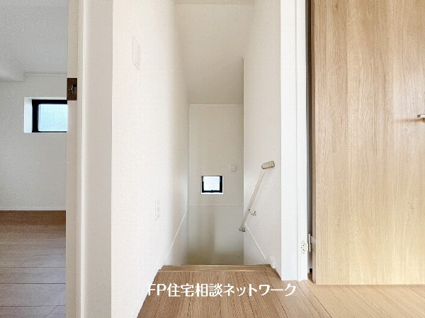 ナチュラルな色合いを基調にしたフローリングは心地よく飽きのない色合いで、カーテン、家具などのインテリアを合わせやすいのもうれしい。