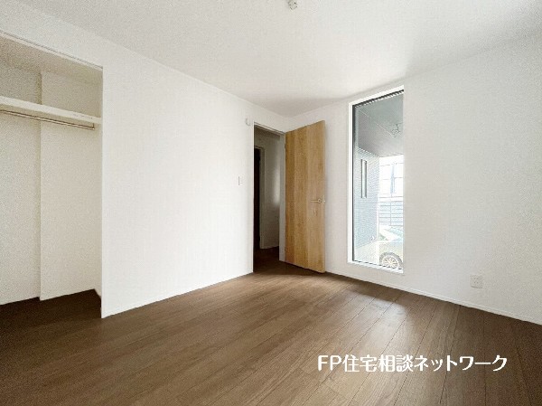 全居室には大型の収納クローゼットを完備。普段使いのお洋服や小物はもちろん、季節物のお洋服などもしっかりと整理整頓出来る。居室空間を隅々まで使えるのが嬉しい。