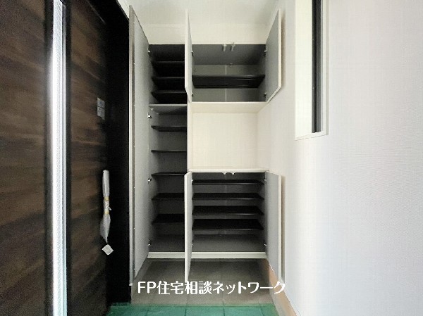 散らかりがちな玄関をスッキリと保てる玄関収納は、家の中に入る時最初に目に付く場所だからこだわりたい。落ち着いた色目が、室内のカラーやデザインと調和。