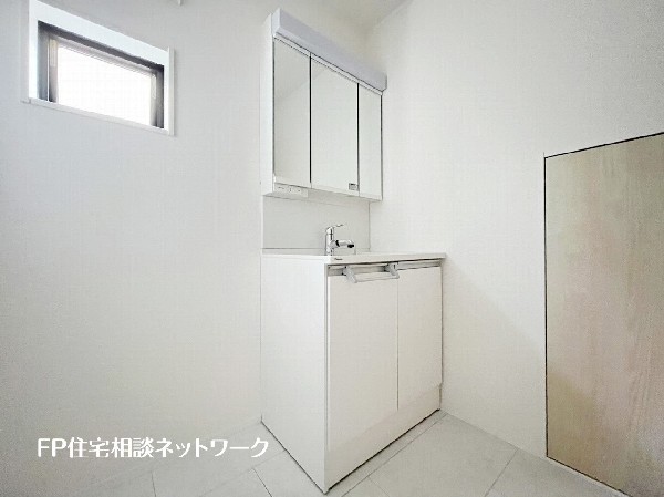 鏡の裏に収納棚を確保した三面鏡を採用。化粧品や歯ブラシなどを機能的に収納。また、三面鏡の本当の利点は三枚の鏡を合わせることで、頭の側面や背面が見れること。
