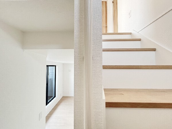階段部分には自然の光を取り込むことの出来る、窓を配置しており明るい空間！お掃除の際には空気の換気などにも便利です。