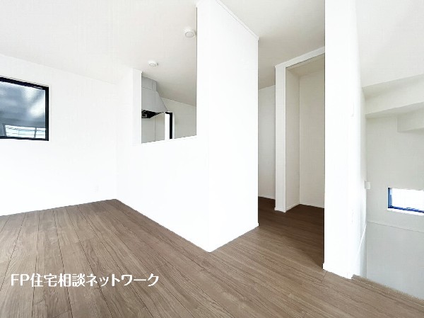 リビングで遊ぶお子様を見守りながらお料理が出来る対面式カウンターキッチンは、料理をしながらご家族との会話を楽しめます。毎日のお料理も楽しくなりますね。