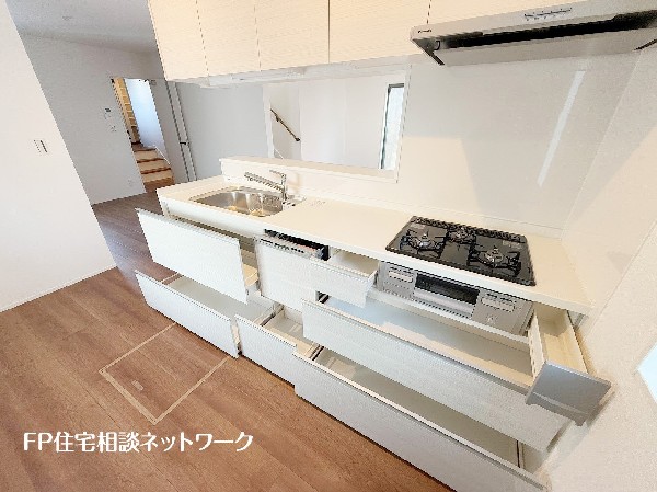 スライド収納付きのシステムキッチン。料理器具なども収納できて出し入れもスムーズ。収納量もたっぷりなので料理器具やストック調味料なども入れられる。