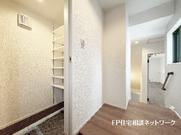 玄関ホールがスッキリ広々としていると帰る時も出ていく時も気持ちが良い。来客を出迎える玄関が綺麗ならその家の印象が良くなる。