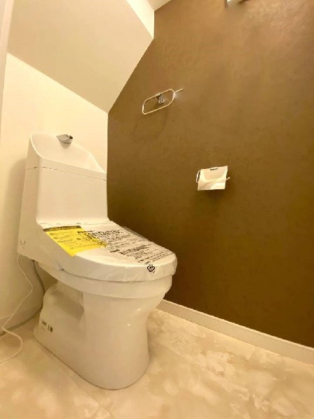 建物プラン例　建物価格2000万円（税込）建物面積面積100m2　ウォシュレット、暖房便座機能付のトイレです。従来型に比べ節水効果があり、お手入れもしやすい一体型。