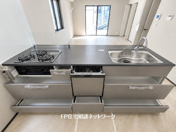 スライド収納付きのシステムキッチン。料理器具なども収納できて出し入れもスムーズ。収納量もたっぷりなので料理器具やストック調味料なども入れられる。