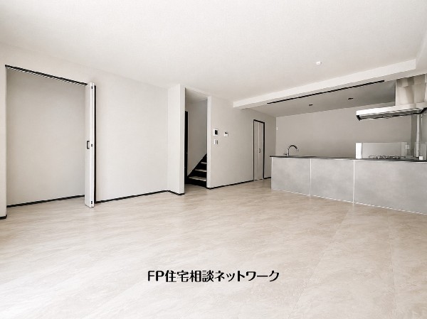 想像以上の質感が訪れる者の心を離さない。フローリング素材、窓の配置、壁面タイル、カラーバランス、どれをとってもワンランク上の仕上がり。