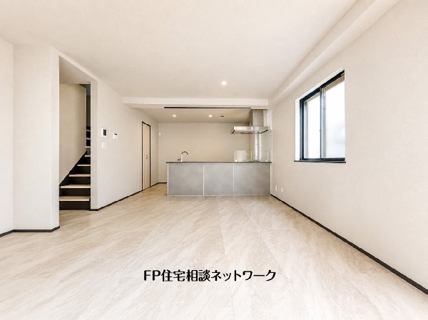 大切な家族が集まるからこそLDKにはこだわりたい。日当たりのよい広いＬＤＫを、子供たちが元気に走り回っている姿を見た時「広い家にして良かった」と思う。