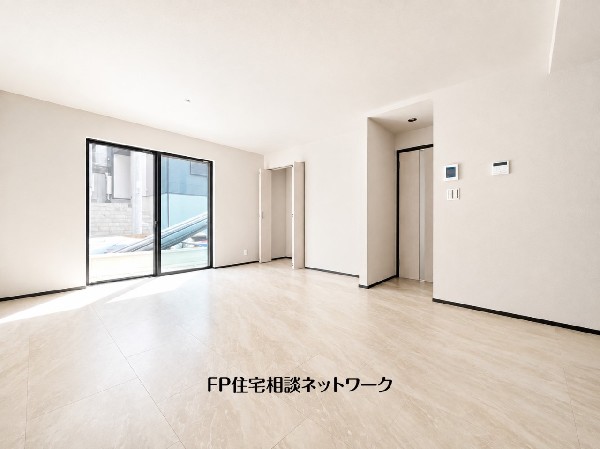 大きく面した掃出し窓から光が降りそそぐ開放的なリビング。大きな窓からは、太陽の光はもちろん、爽やかな風が吹き抜けます。快適で心地の良い空間を演出してくれます。
