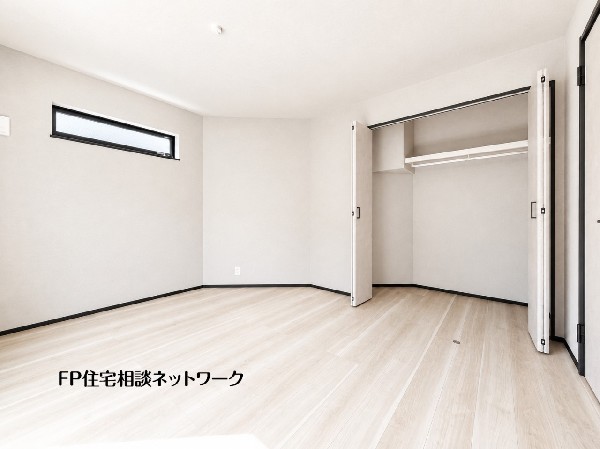 全居室には大型の収納クローゼットを完備。普段使いのお洋服や小物はもちろん、季節物のお洋服などもしっかりと整理整頓出来る。居室空間を隅々まで使えるのが嬉しい。