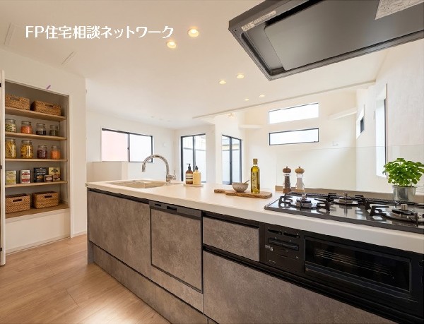 【キッチン収納】本画像はAIがCGで家具・小物を作成しており、実際の現地に家具・小物は設置されておりません。また、販売価格に家具・小物等は含まれておりません。