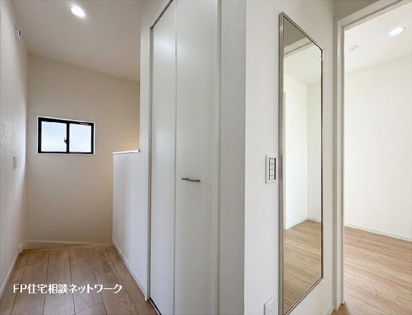【2階廊下】本画像はAIがCGで家具を作成しており、実際の現地に家具は設置されておりません。また、販売価格に家具等は含まれておりません。