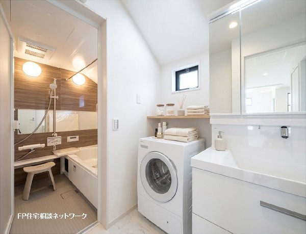 【浴室洗面室】本画像はAIがCGで家具を作成しており、実際の現地に家具は設置されておりません。また、販売価格に家具等は含まれておりません。
