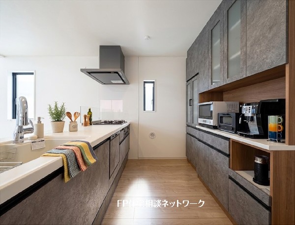 【キッチン収納】本画像はAIがCGで家具・小物を作成しており、実際の現地に家具・小物は設置されておりません。また、販売価格に家具・小物等は含まれておりません。