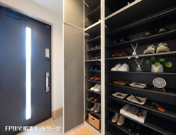 【玄関】本画像はAIがCGで靴・小物を作成しており、実際の現地に靴・小物は設置されておりません。また、販売価格に靴等は含まれておりません。