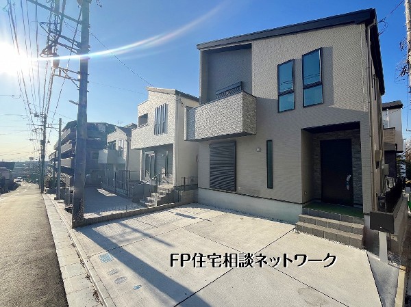外観:【外観】  青空に映えるモダンな外観の二階建て住宅です。ゆとりある敷地にはカースペースを確保し車2台の駐車が可能。採光に優れた明るい住環境で、ご家族の快適で穏やかな暮らしをスタートできます。
