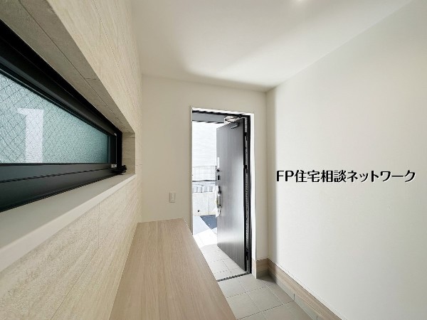 【玄関】  横長のカウンターを備えた玄関は小物や飾りを置けて便利。窓からの採光で明るく、外からの出入りもスムーズなゆとりあるエントランス空間です。