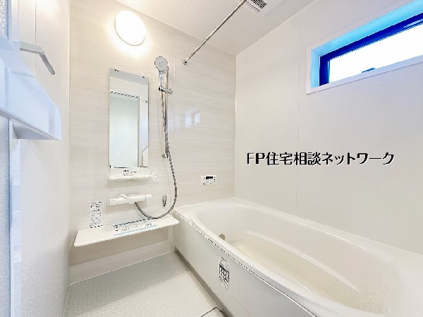 【浴室】  ゆったり浴槽で一日の疲れを癒せるバスルーム。窓付きで湿気対策もしやすく、明るくお手入れしやすい快適な空間です。