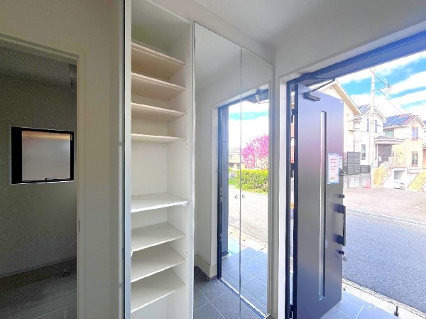 散らかりがちな玄関もスッキリと保てる玄関収納は、家の中に入る時一番最初に目に付く場所だからこだわりたいですよね！