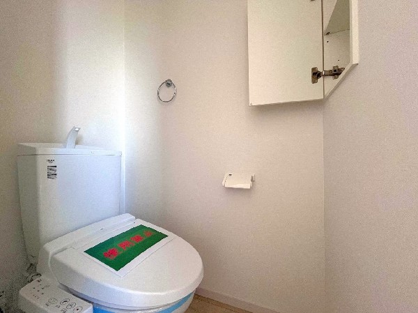 洗浄機能付き便座を標準装備。冬の寒い時期には暖房機能も活躍。快適にご利用いただけます。