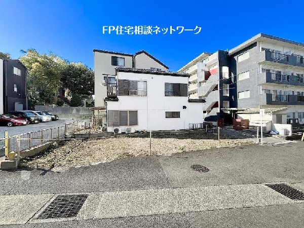 外観:東急田園都市線「宮崎台」駅徒歩15分の立地！南側にも建物がなく3方角地の様な解放感のある立地です。