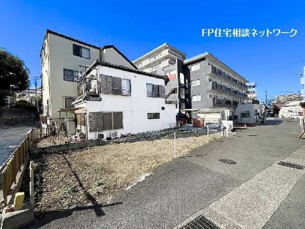 外観:前面道路はゆとりの幅員約6.4ｍあり、敷地と道路にも高低差が無いのでお車の出し入れもラクラクです。